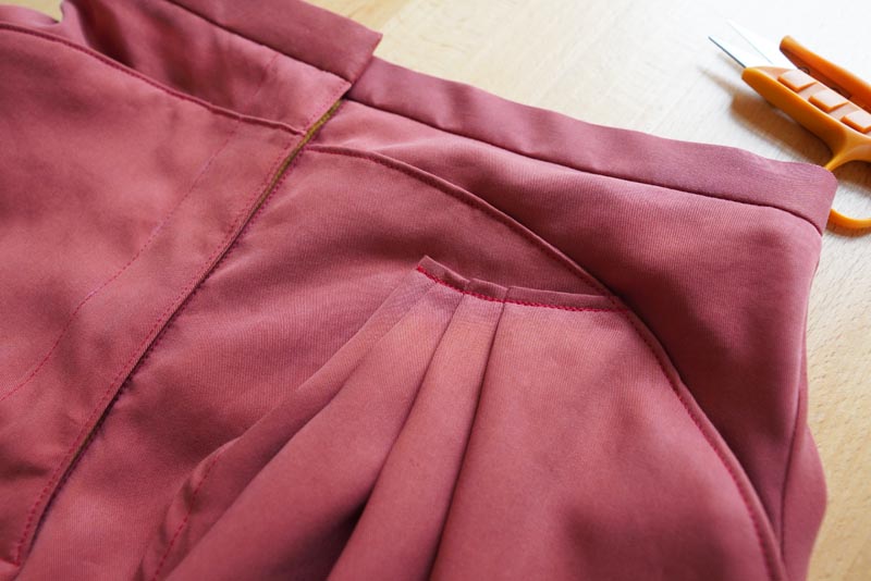 Jak ušít dámské volné kalhoty - dokončení překrytí