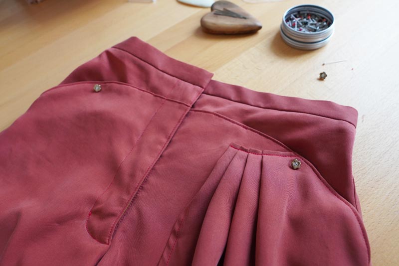 Jak ušít dámské volné kalhoty - dokončení překrytí