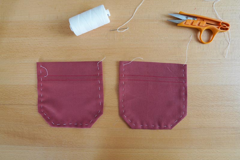 Jak ušít dámské volné kalhoty - zadní nakládané kapsy