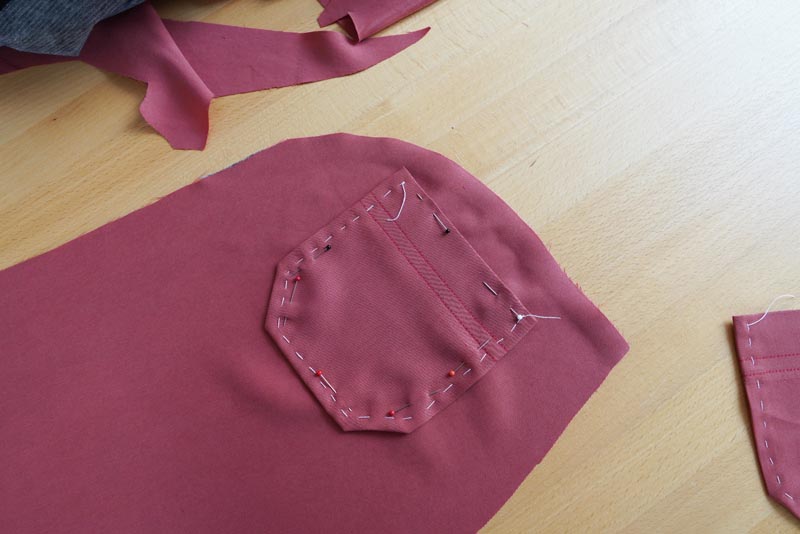 Jak ušít dámské volné kalhoty - zadní nakládané kapsy