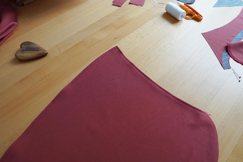 Jak ušít dámské volné kalhoty - zadní nakládané kapsy, překrytí