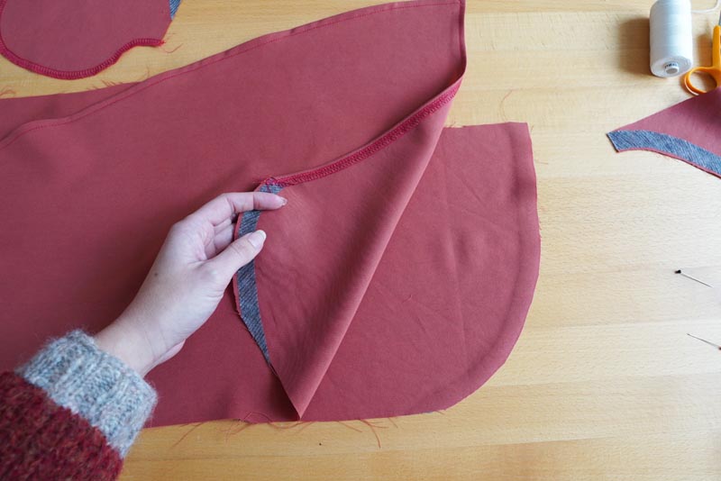Jak ušít dámské volné kalhoty - zadní nakládané kapsy, překrytí