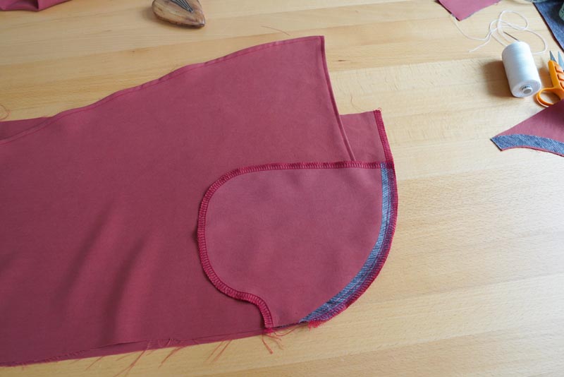 Jak ušít dámské volné kalhoty - zadní nakládané kapsy, překrytí