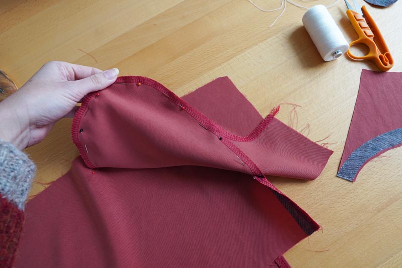 Jak ušít dámské volné kalhoty - zadní nakládané kapsy, překrytí