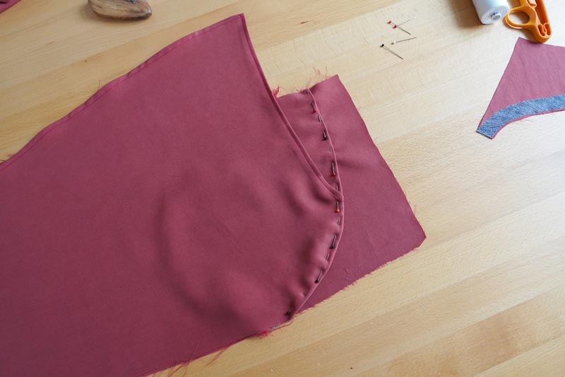 Jak ušít dámské volné kalhoty - zadní nakládané kapsy, překrytí