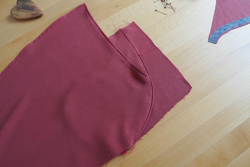 Jak ušít dámské volné kalhoty - zadní nakládané kapsy, překrytí