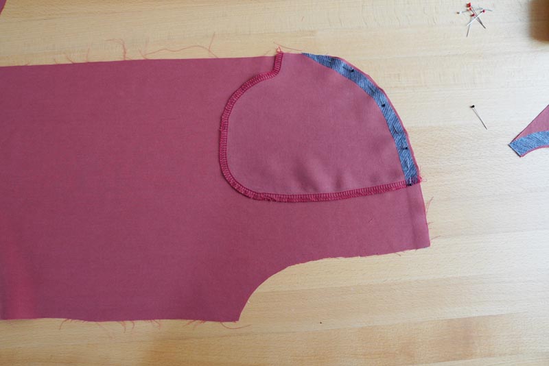 Jak ušít dámské volné kalhoty - zadní nakládané kapsy