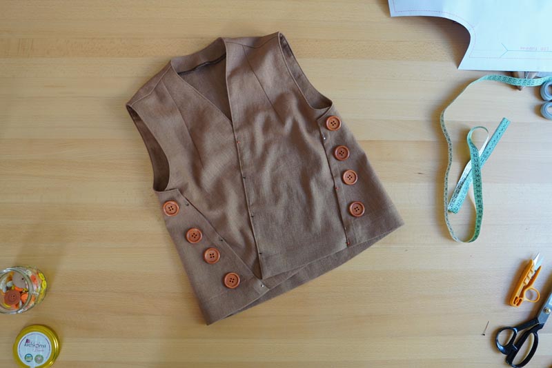 Střih na dámskou variabilní vestu - rozmístění knoflíků