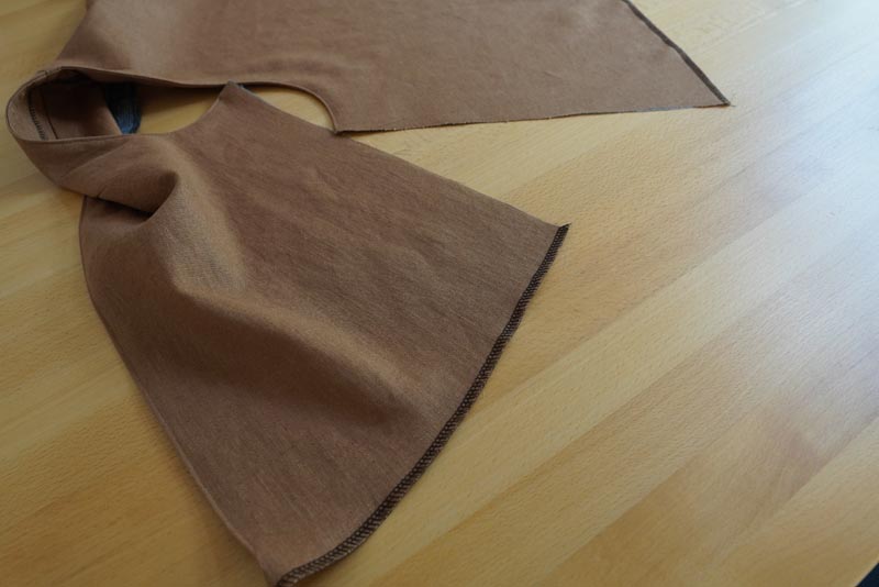 Střih na dámskou variabilní vestu - začištění spodních krajů