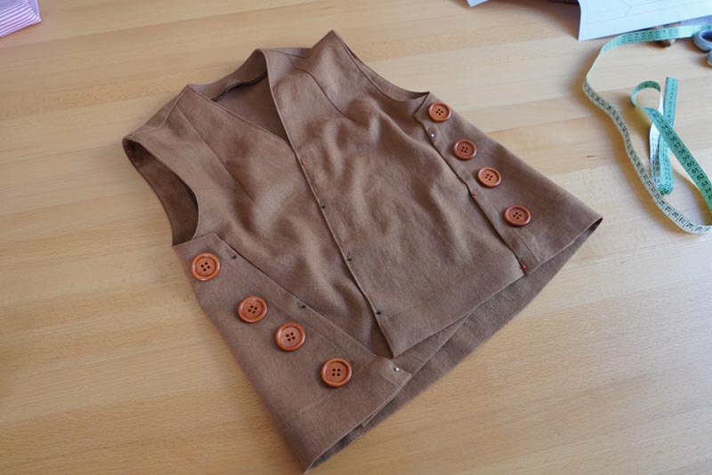 Střih na dámskou variabilní vestu - rozmístění knoflíků