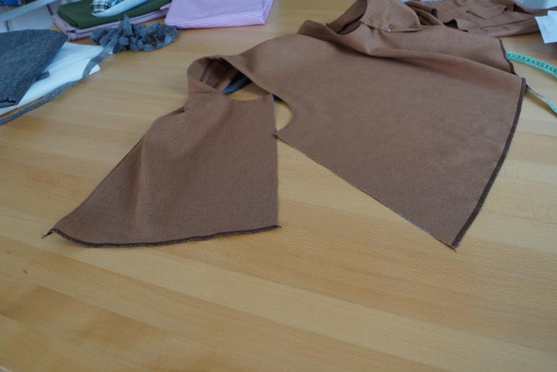 Střih na dámskou variabilní vestu - začištění spodních krajů