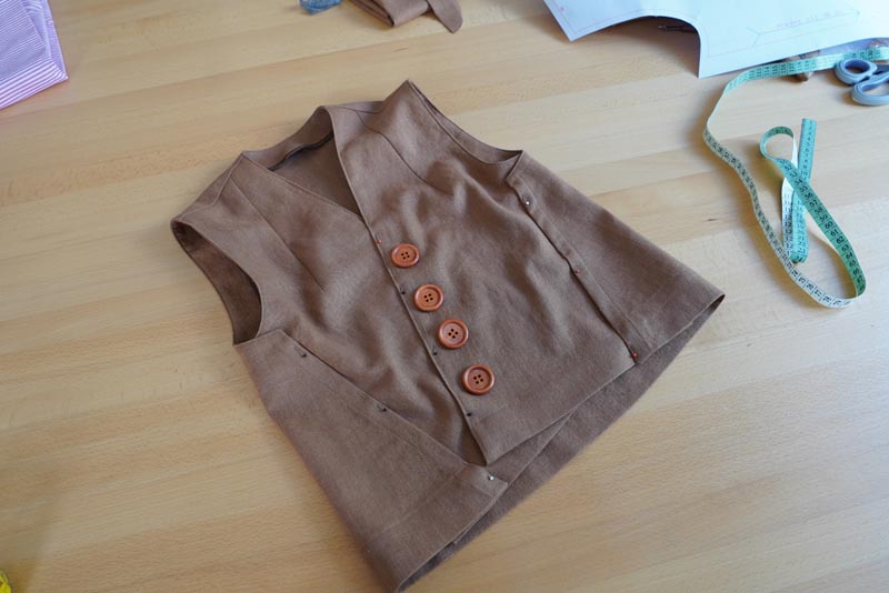 Střih na dámskou variabilní vestu - rozmístění knoflíků