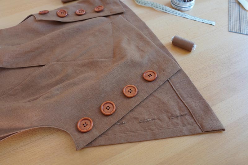 Střih na dámskou variabilní vestu - Našití knoflíků