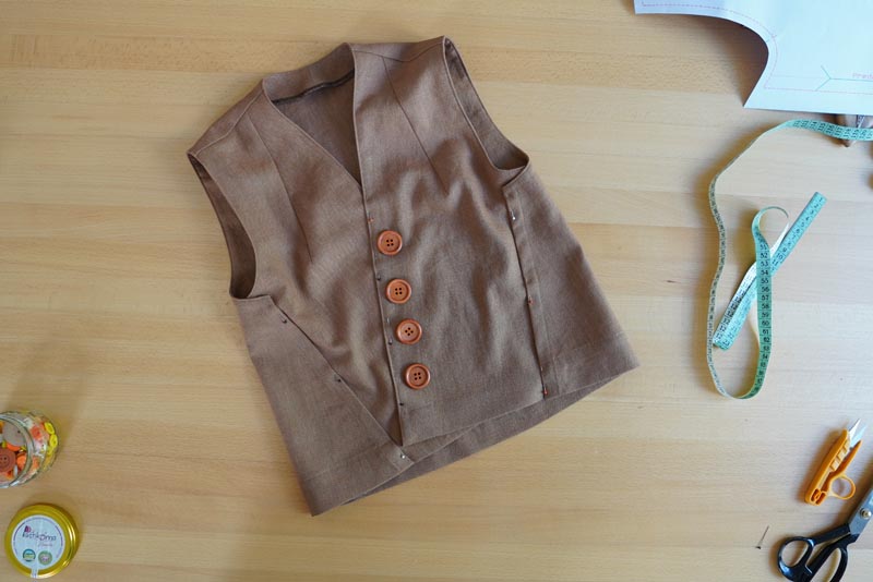 Střih na dámskou variabilní vestu - rozmístění knoflíků