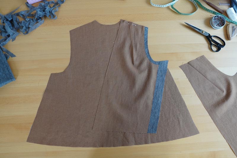 Střih na dámskou variabilní vestu - ramenní švy