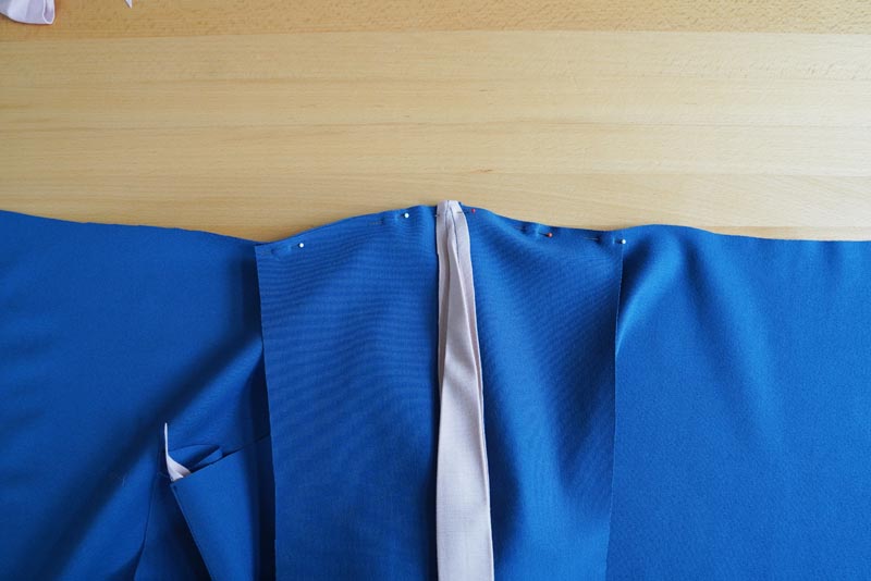 Střih a návod jak ušít dámské tričko se spadlými rukávy a průstřihy - našití rukávů