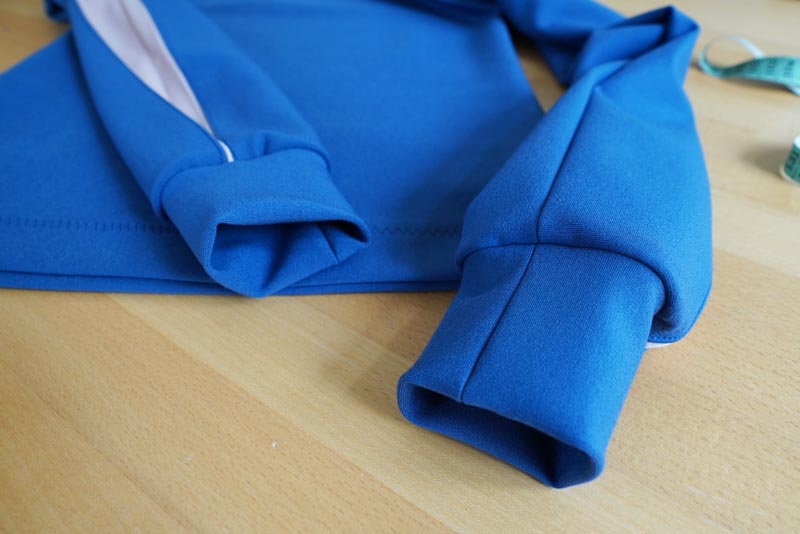 Střih a návod jak ušít dámské tričko se spadlými rukávy a průstřihy - manžety