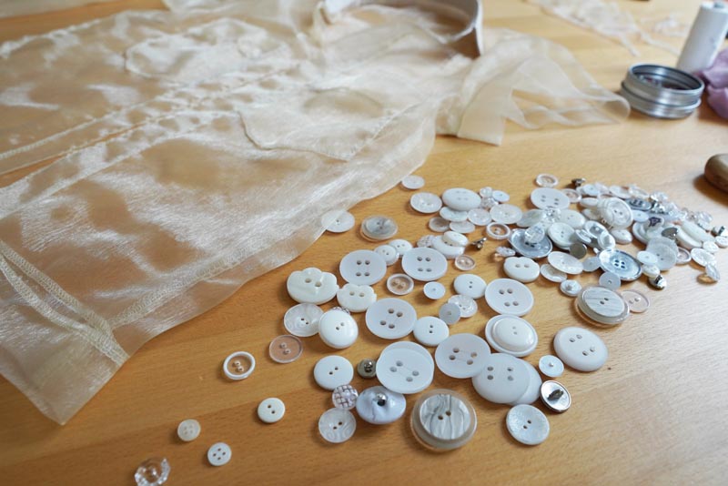 Střih na dámskou košili s klasickým límcem a krátkým rukávem + návod jak ušít košili - knoflíky a knoflíkové dírky