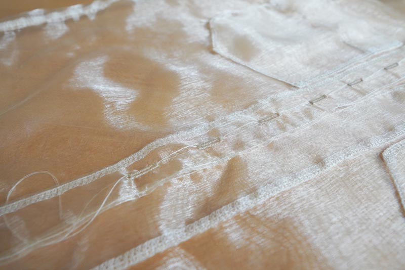 Střih na dámskou košili s klasickým límcem a krátkým rukávem + návod jak ušít košili - knoflíky a knoflíkové dírky