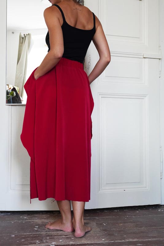 Střih a návod jak ušít dámskou maxi sukni s kapsami a pasem do gumy. Variabilní krycí díly je možné zavazovat a nosit na několik způsobů