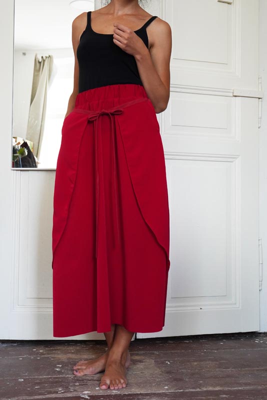 Střih a návod jak ušít dámskou maxi sukni s kapsami a pasem do gumy. Variabilní krycí díly je možné zavazovat a nosit na několik způsobů