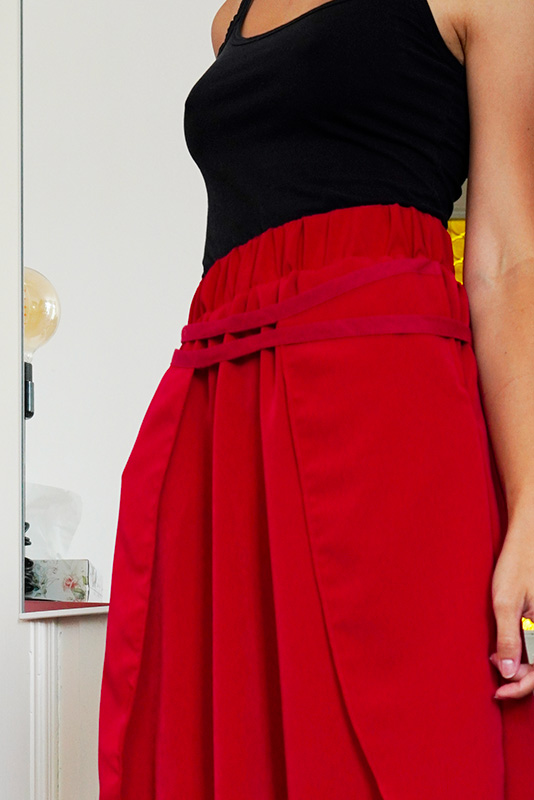 Střih a návod jak ušít dámskou maxi sukni s kapsami a pasem do gumy. Variabilní krycí díly je možné zavazovat a nosit na několik způsobů