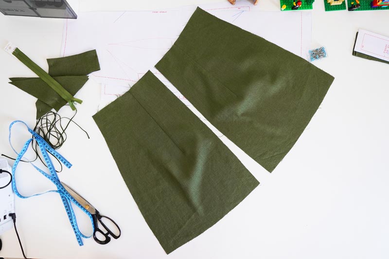 Střih a návod jak ušít dámské lněné šaty se špagetovými ramínky a odhalenými zády - pasové záševky v zadním dílu