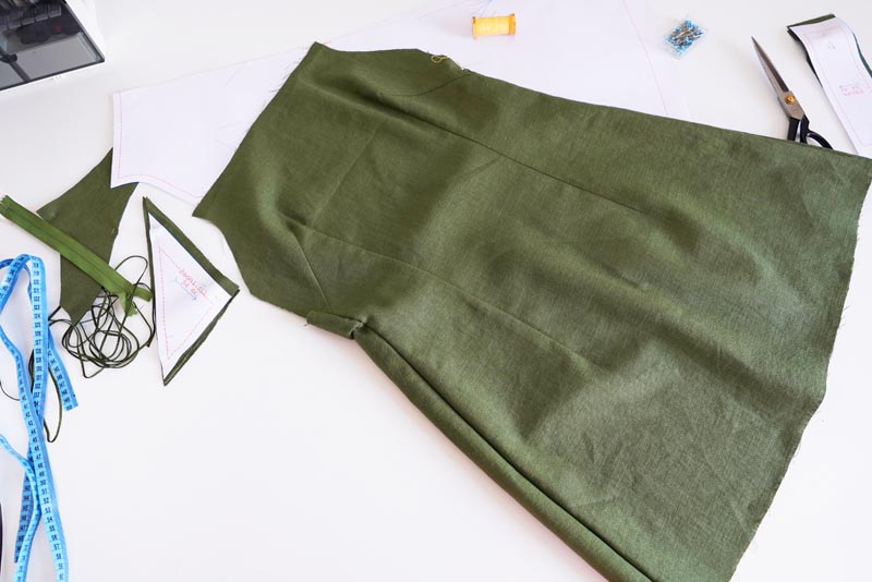 Střih a návod jak ušít dámské lněné šaty se špagetovými ramínky a odhalenými zády - stehování pro první zkoušku