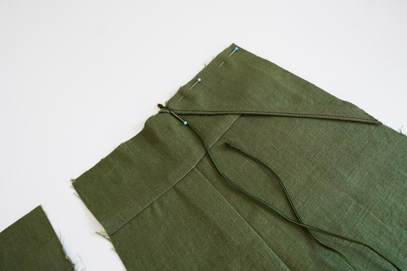 Střih a návod jak ušít dámské lněné šaty se špagetovými ramínky a odhalenými zády - kompletace zadních dílů