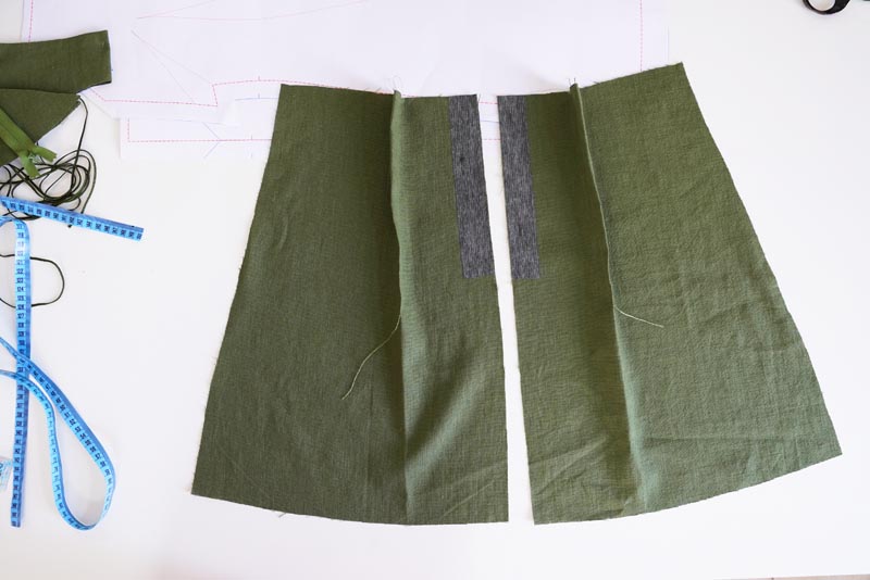 Střih a návod jak ušít dámské lněné šaty se špagetovými ramínky a odhalenými zády - pasové záševky v zadním dílu