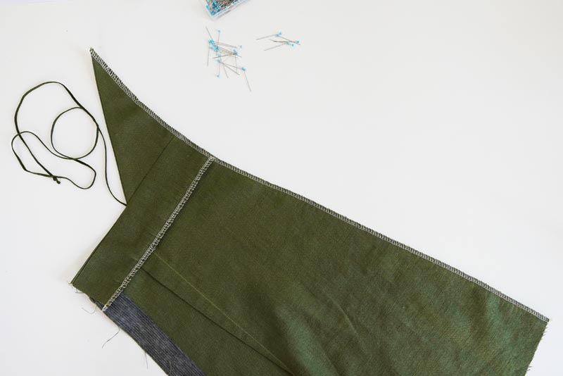 Střih a návod jak ušít dámské lněné šaty se špagetovými ramínky a odhalenými zády - začištění krajů v zadních dílech