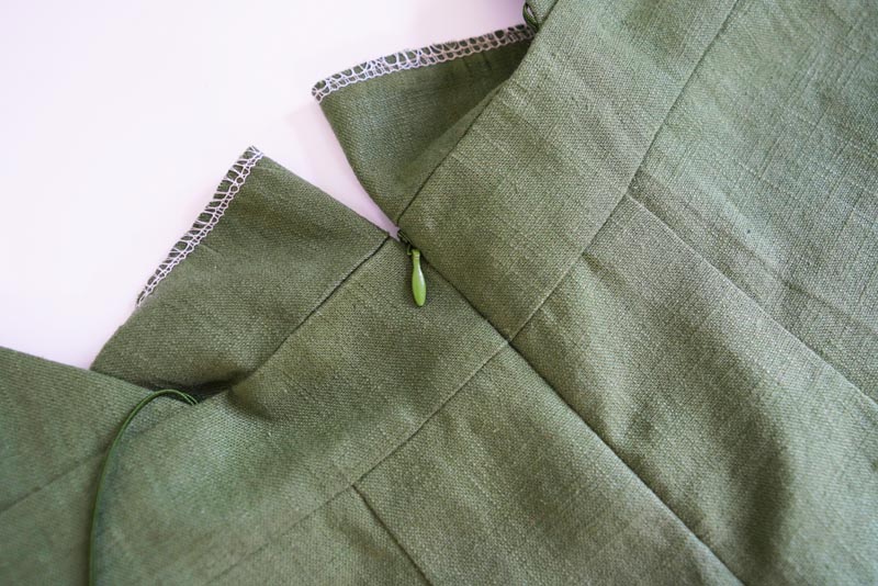 Střih a návod jak ušít dámské lněné šaty se špagetovými ramínky a odhalenými zády - skrytý zip v zadním dílu