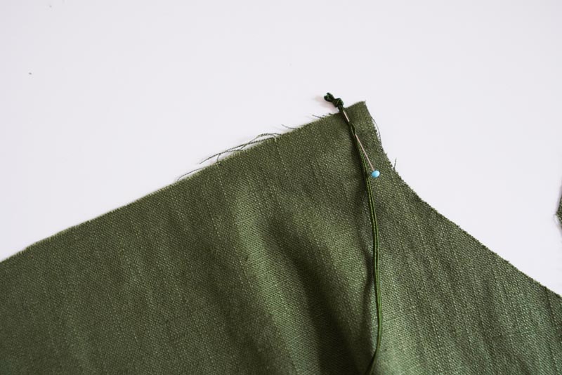 Střih a návod jak ušít dámské lněné šaty se špagetovými ramínky a odhalenými zády - špagetová ramínka v předním dílu