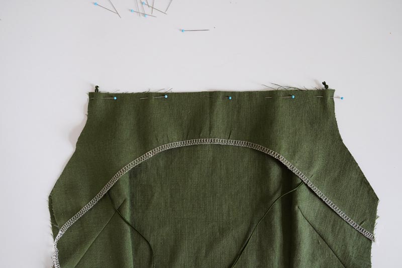 Střih a návod jak ušít dámské lněné šaty se špagetovými ramínky a odhalenými zády - podsádka předního dílu