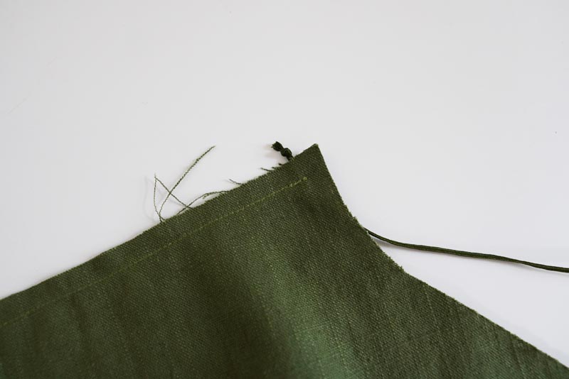 Střih a návod jak ušít dámské lněné šaty se špagetovými ramínky a odhalenými zády - podsádka předního dílu