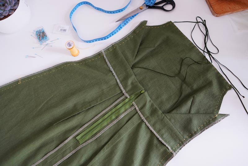 Střih a návod jak ušít dámské lněné šaty se špagetovými ramínky a odhalenými zády - příprava pro druhou zkoušku