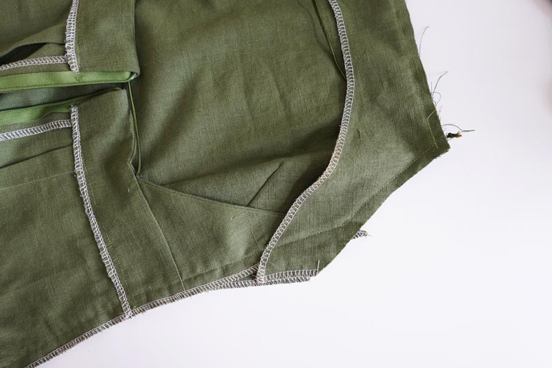 Střih a návod jak ušít dámské lněné šaty se špagetovými ramínky a odhalenými zády - kompletace šatů