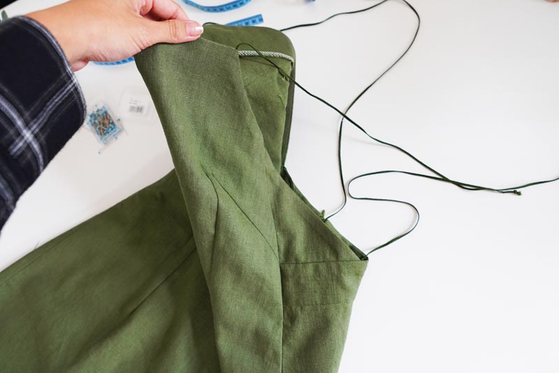 Střih a návod jak ušít dámské lněné šaty se špagetovými ramínky a odhalenými zády