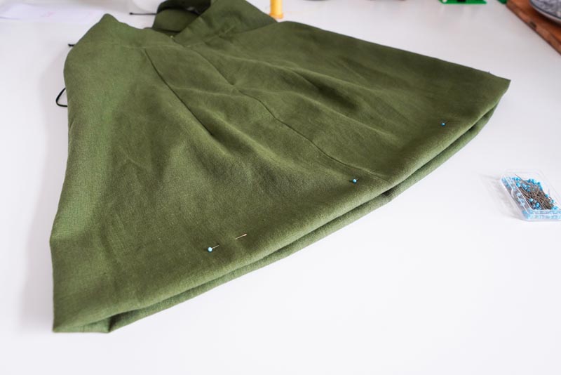 Střih a návod jak ušít dámské lněné šaty se špagetovými ramínky a odhalenými zády - začištění spodního lemu šatů