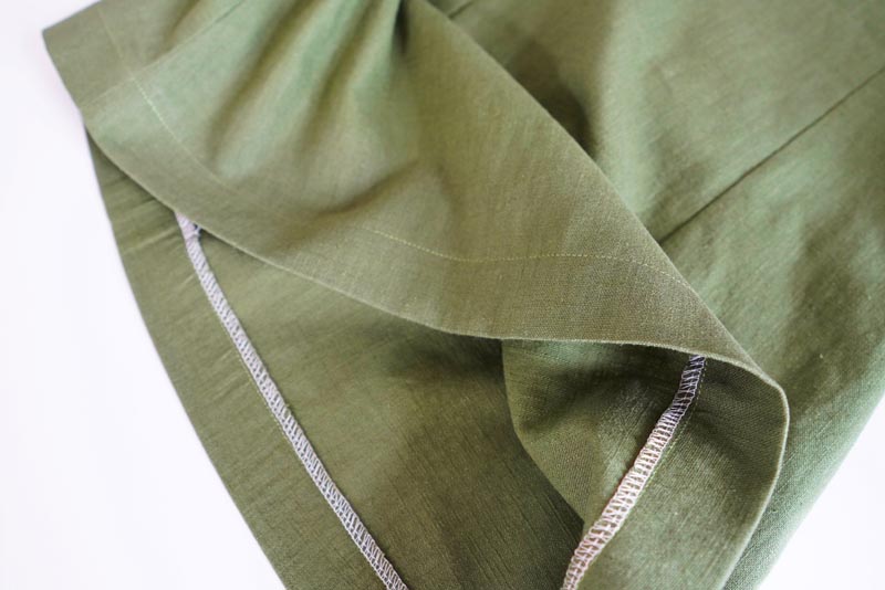 Střih a návod jak ušít dámské lněné šaty se špagetovými ramínky a odhalenými zády - začištění spodního lemu šatů