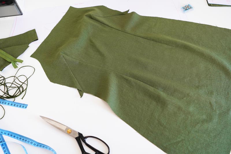 Střih a návod jak ušít dámské lněné šaty se špagetovými ramínky a odhalenými zády - pasové a prsní záševky v předním dílu