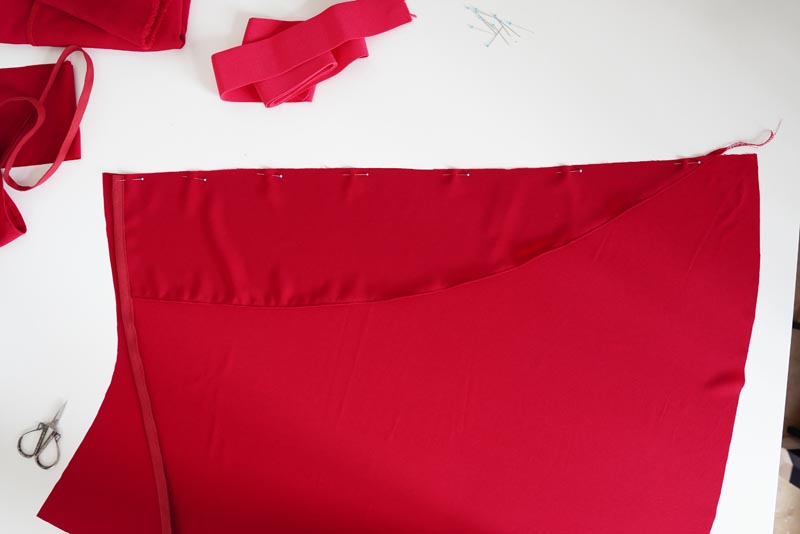 Střih a návod jak ušít dámskou maxi sukni s kapsami a pasem do gumy. Variabilní krycí díly je možné zavazovat a nosit na několik způsobů - střihová příprava - krycí dílce