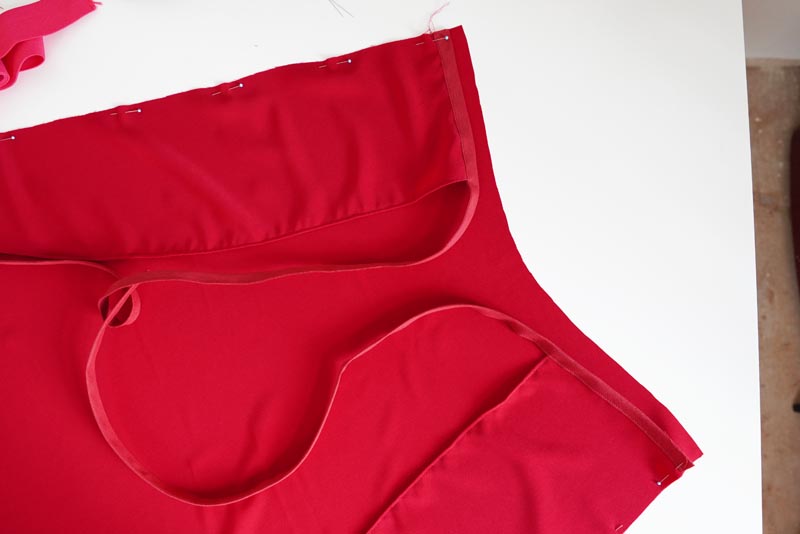 Střih a návod jak ušít dámskou maxi sukni s kapsami a pasem do gumy. Variabilní krycí díly je možné zavazovat a nosit na několik způsobů - střihová příprava - krycí dílce