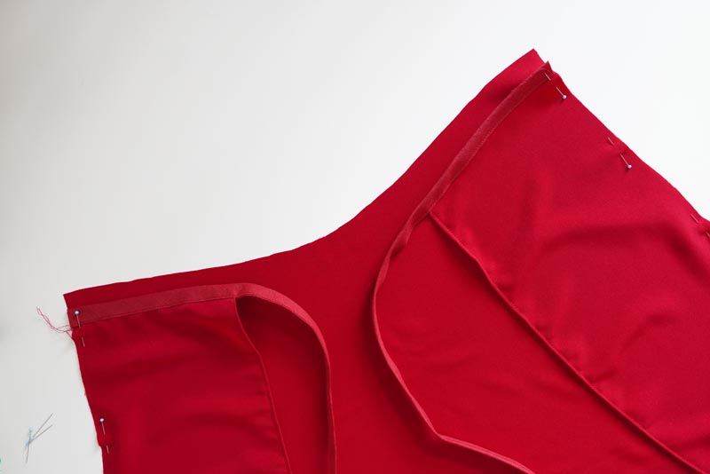 Střih a návod jak ušít dámskou maxi sukni s kapsami a pasem do gumy. Variabilní krycí díly je možné zavazovat a nosit na několik způsobů - střihová příprava - krycí dílce