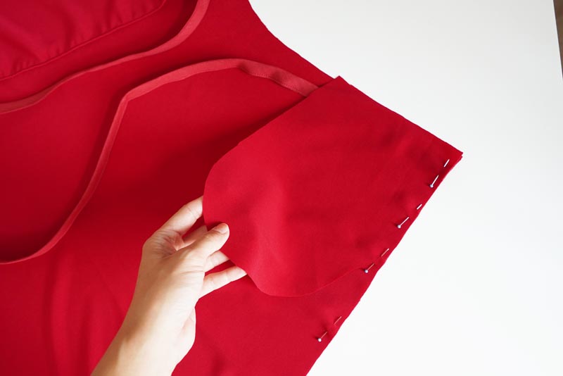 Střih a návod jak ušít dámskou maxi sukni s kapsami a pasem do gumy. Variabilní krycí díly je možné zavazovat a nosit na několik způsobů - střihová příprava - kapsy