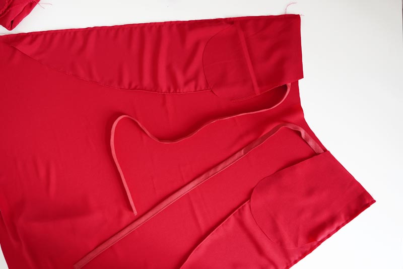 Střih a návod jak ušít dámskou maxi sukni s kapsami a pasem do gumy. Variabilní krycí díly je možné zavazovat a nosit na několik způsobů - střihová příprava - kapsy