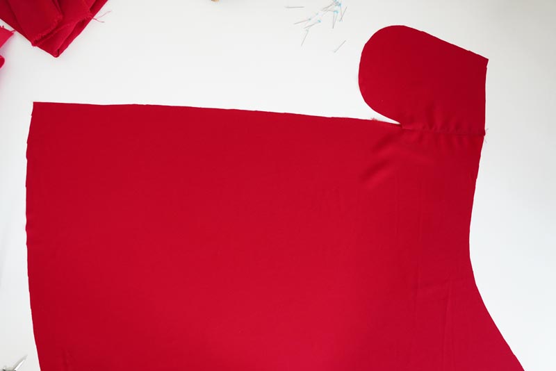 Střih a návod jak ušít dámskou maxi sukni s kapsami a pasem do gumy. Variabilní krycí díly je možné zavazovat a nosit na několik způsobů - střihová příprava - kompletace předního a zadního dílu