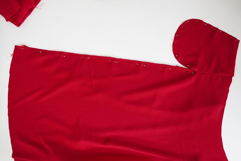 Střih a návod jak ušít dámskou maxi sukni s kapsami a pasem do gumy. Variabilní krycí díly je možné zavazovat a nosit na několik způsobů - střihová příprava - kompletace předního a zadního dílu