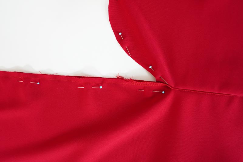 Střih a návod jak ušít dámskou maxi sukni s kapsami a pasem do gumy. Variabilní krycí díly je možné zavazovat a nosit na několik způsobů - střihová příprava - kompletace předního a zadního dílu