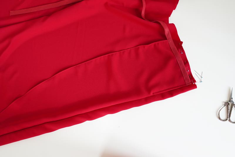 Střih a návod jak ušít dámskou maxi sukni s kapsami a pasem do gumy. Variabilní krycí díly je možné zavazovat a nosit na několik způsobů - střihová příprava - pomocné švy